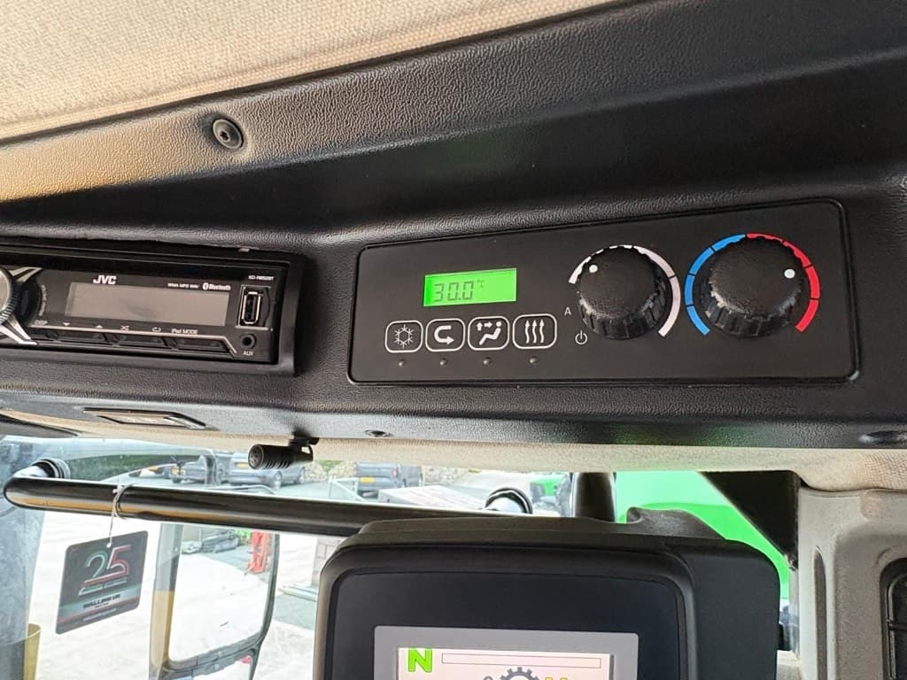 JCB Fastrac 4220 - thumbnail 13